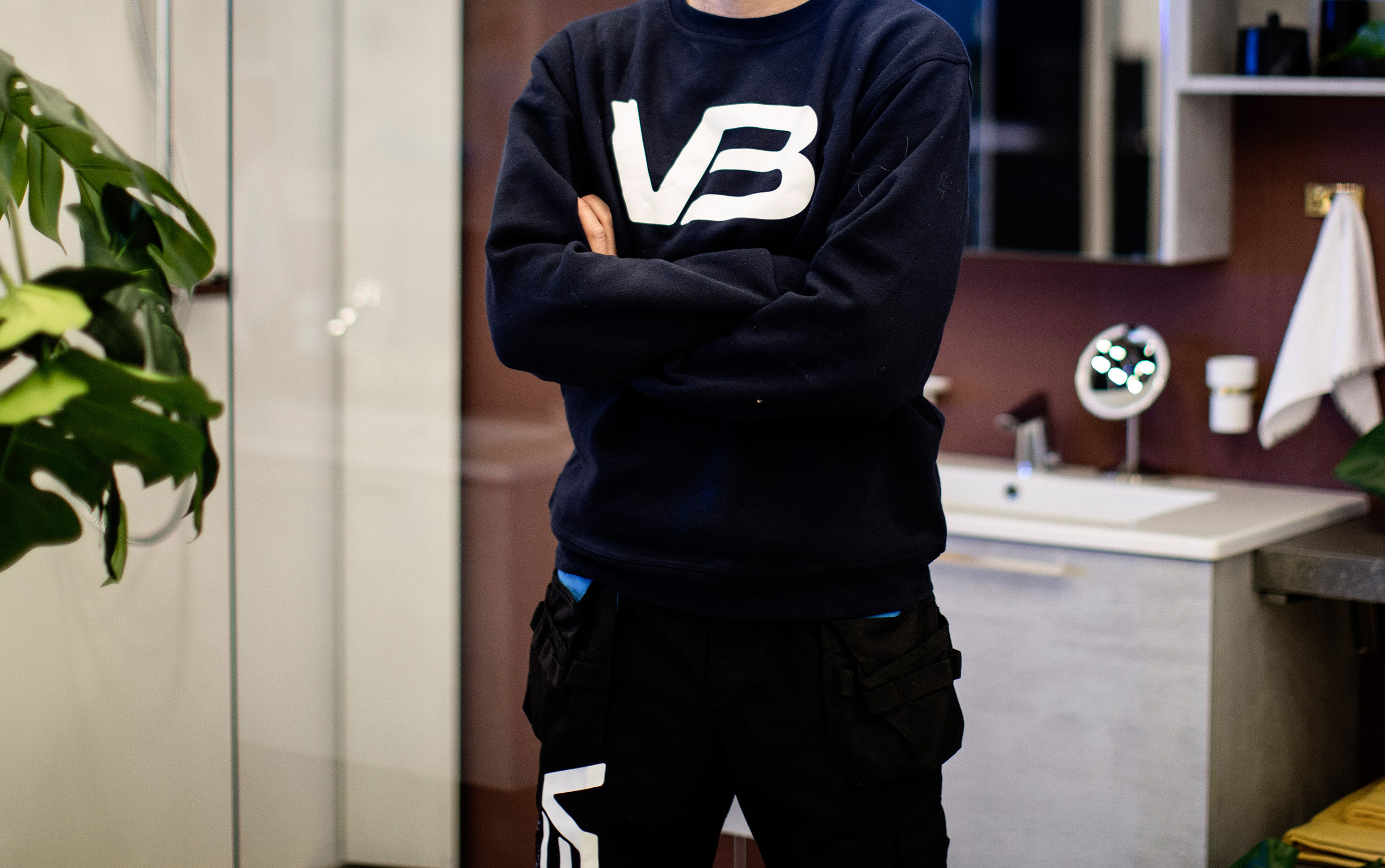 VB Rørlegger med mørkeblå arbeidsklær og armene i kors